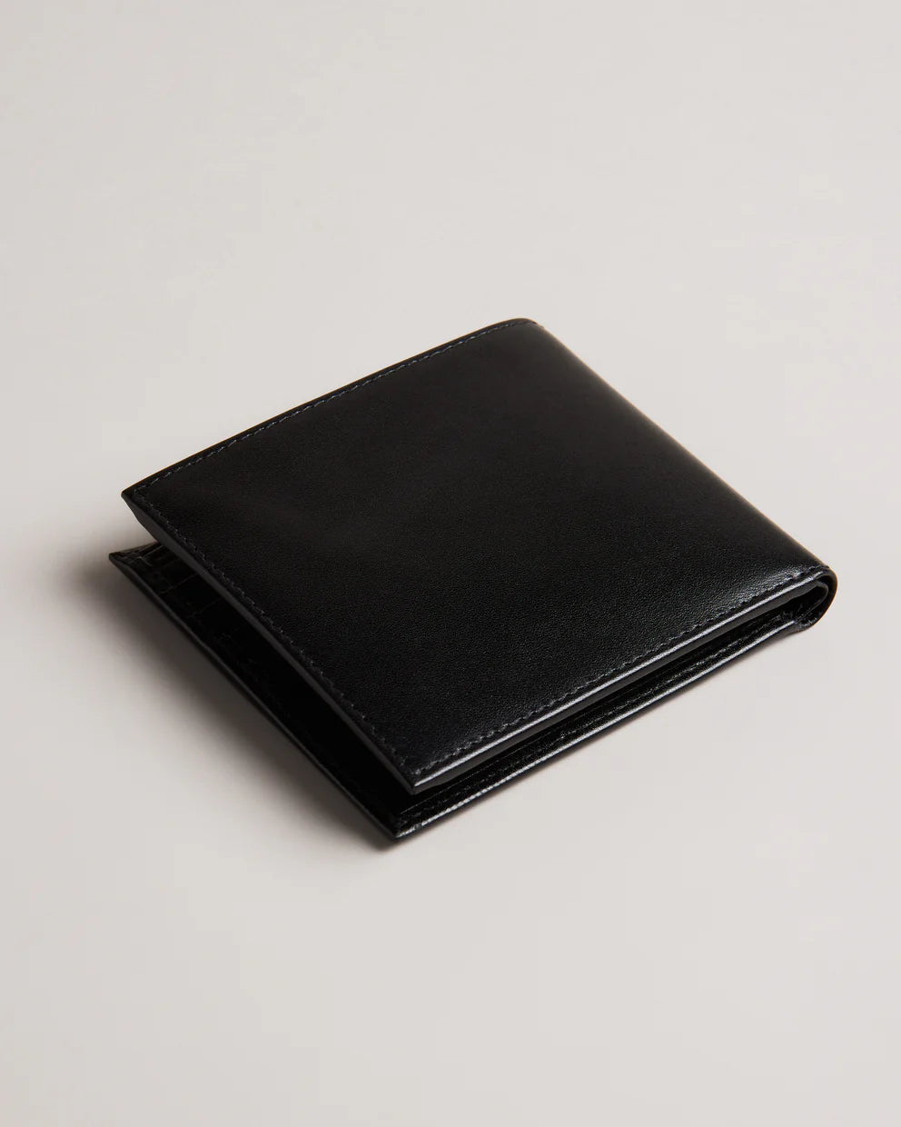 PRUGS: Embossed Corner Leather Bifold Coin Wall