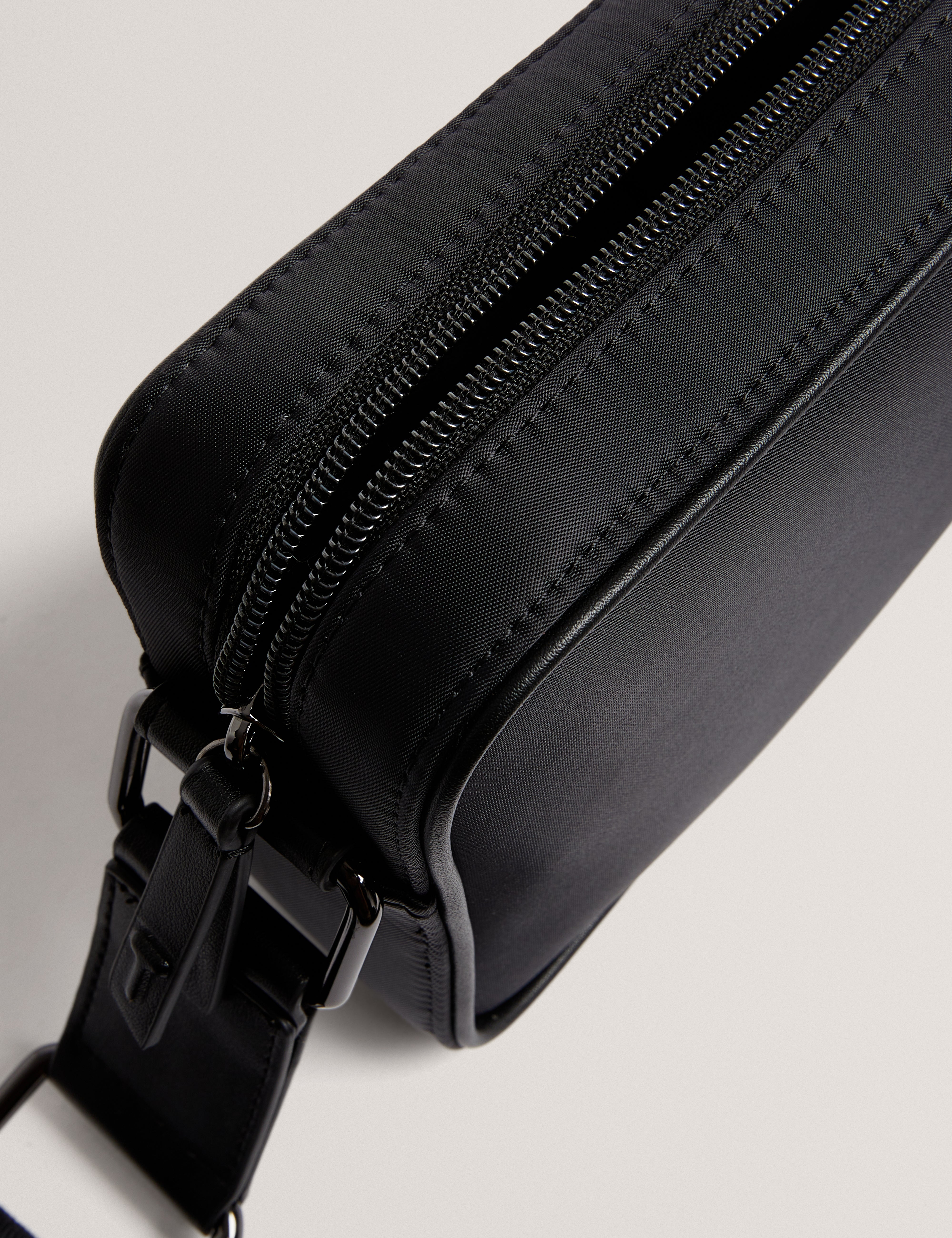 Mens NESBIIT-Nylon TB Script Camera Cross