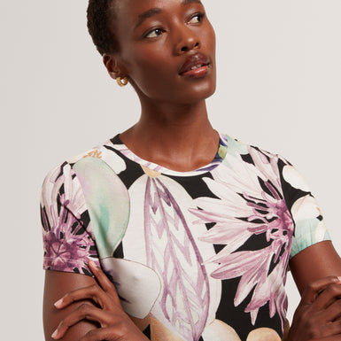 SAALMA: Printed Fitted Tee