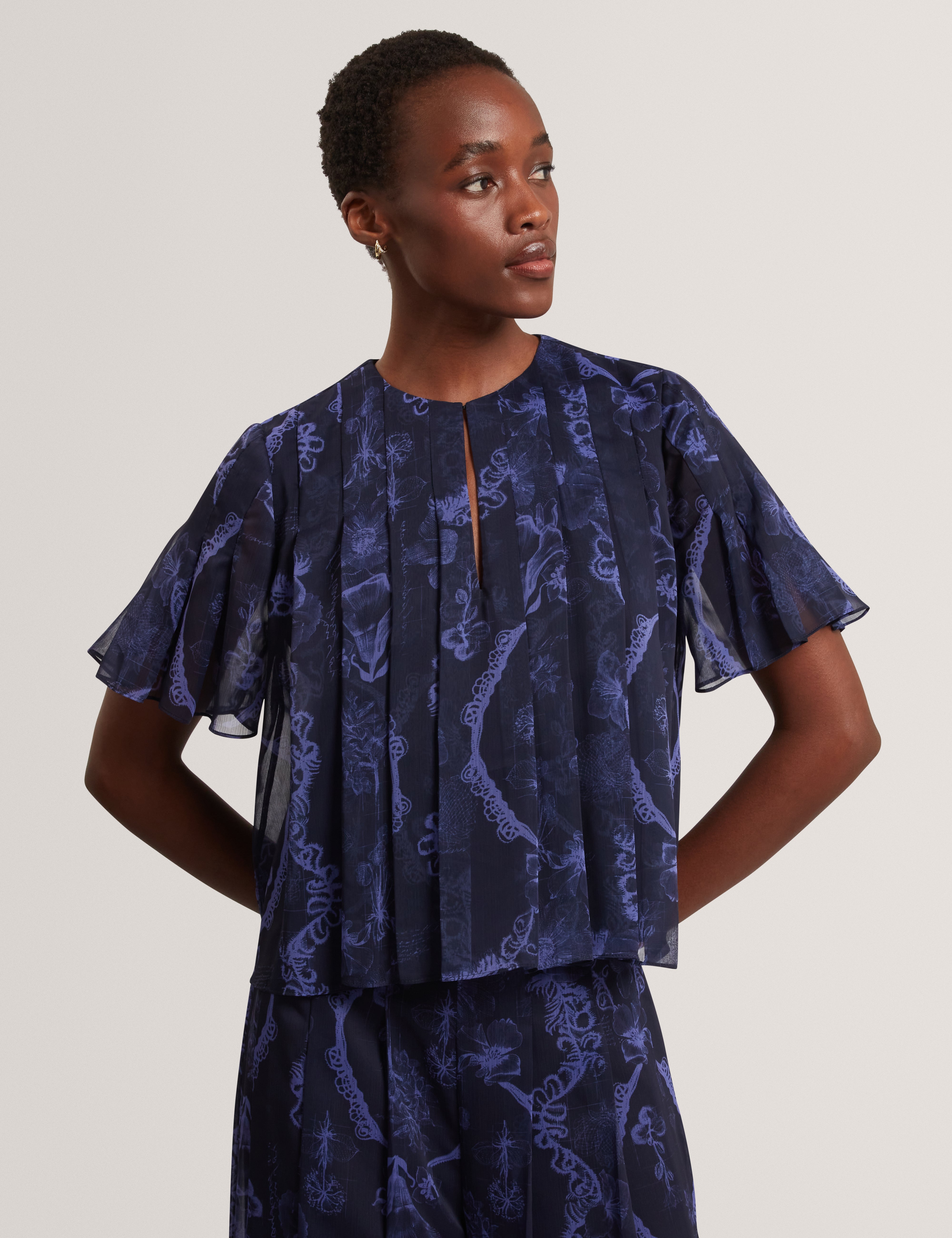 TULLYA: Pleated Angel Sleeve Printed Top