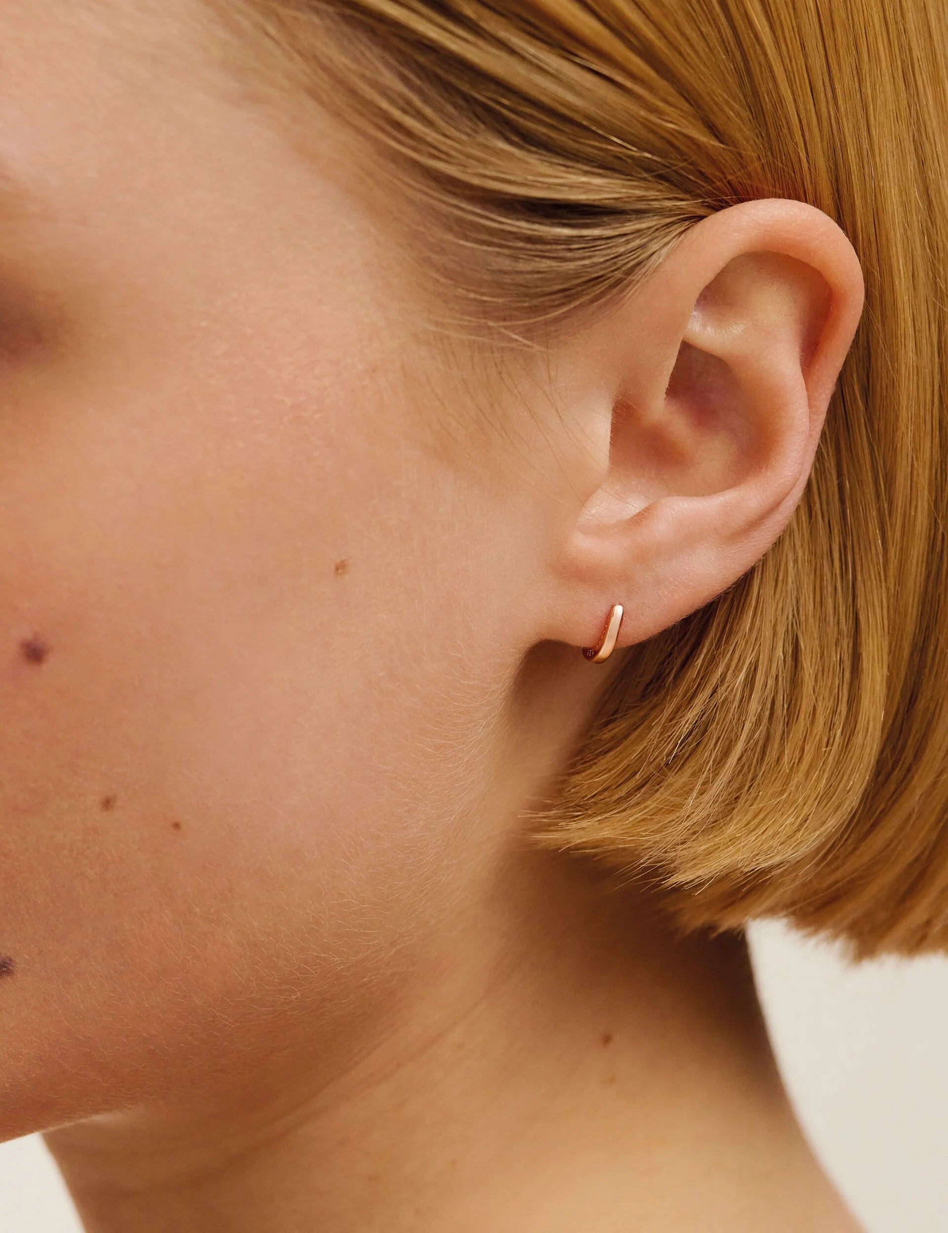CRISETE: Logo Hoop Earrings (10mm)