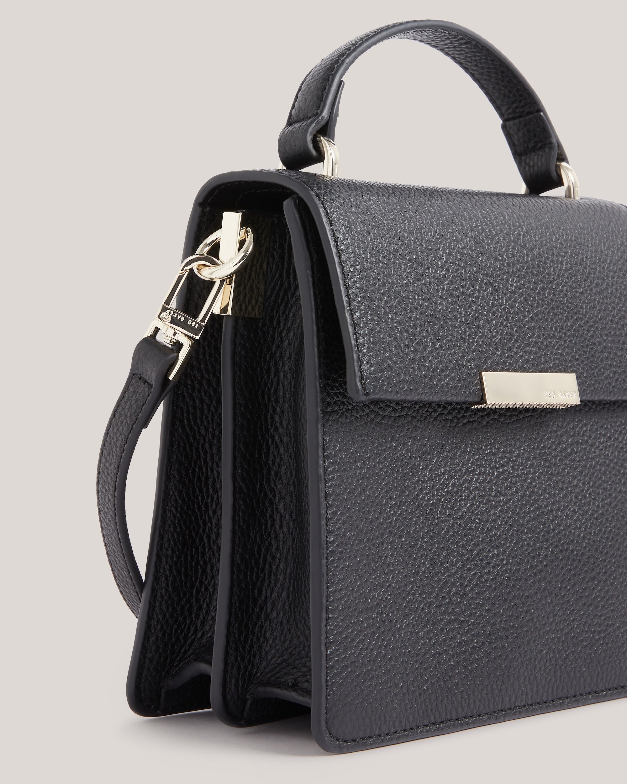 リゾレーヌ Women's Roselii-Bar Detail Medium Top Handle Bag Black – Poseidon